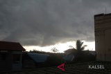 Awan tebal berwarna hitam terlihat diatas langit kota Banjarmasin menandakan akan turun hujan lebat di 