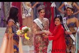 Menko PMK Puan Maharani (kedua kanan) menyerahkan piala kepada Puteri Indonesia 2018 Sonia Fergina Citra (kedua kiri) disaksikan oleh Puteri Indonesia 2017 Bunga Jelita Ibrani (kiri) dan Miss Universe 2017 Demi-Leigh Nel-Peters (kanan) dalam malam final Puteri Indonesia 2018 di JCC, Senayan, Jakarta, Sabtu (10/3). Sonia Fergina Citra dari Bangka Belitung berhasil mengungguli Vania Fitryanti Herlambang dari Banten dan Wilda Octaviana Situngkir dari Kalimantan Barat. ANTARA FOTO/Rivan Awal Lingga/wdy/2018