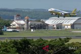 Pesawat udara lepas landas di kawasan Bandara Internasional I Gusti Ngurah Rai, Badung, Bali, Minggu (18/3). Bandara I Gusti Ngurah Rai kembali beroperasi setelah ditutup selama 24 jam saat Hari Raya Nyepi Tahun Baru Saka 1940. ANTARA FOTO/Fikri Yusuf/wdy/2018.