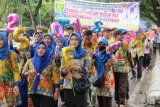 Parade Sasirangan Festival (BSF) yang berlangsung Sabtu Pagi mengambil rute Jalan Lambung Mangkurat dari Balaikota ke Menara Pandang Siring Tendean, berlangsung  semarak dengan diikuti ribuan orang berpakaian kain khas sasirangan, Sabtu (10/3). (Antaranews Kalsel/Hasan Z)