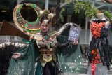 Model menunjukkan busana berbahan daur ulang limbah plastik dan kain perca saat kegiatan Kampanye Earth Hour 2018 di Sunan Hotel, Solo, Jawa Tengah, Kamis (22/3). Peragaan busana daur ulang limbah rancangan mahasiswa tersebut untuk mengampanyekan peningkatan kepedulian masyarakat terhadap lingkungan dan pengolahan limbah. ANTARA FOTO/Mohammad Ayudha/kye/18.