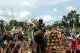 Komandan Kodim 0824 Jember Letkol Inf Arif Munawar secara simbolis memberikan durian secara gratis kepada masyarakat yang berada di lapangan Kecamatan Sumberjambe, Kabupaten Jember, Jatim, Sabtu (31/3). Festival Durian dan Sedekah Bumi Durian menyediakan puluhan ribu durian berbagai jenis yang digelar pada 31 Maret hingga 1 April 2018. Antara Jatim/Zumrotun Solichah/zk/18