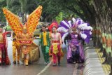 Sejumlah peserta Banjarmasin Sasirangan Festival (BSF), menggunakan pakaian etnik dengan nuansa Sasirangan, pada parade Banjarmasin Saserangan festival (BSF) di Banjarmasin, Sabtu 910/3). Parade tersebut mendapatkan perhatian dari masyarakat, yang menontok di sepanjang jalan. (Antaranews Kalsel/Hasan Z)