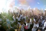 Sejumlah warga saling melemparkan bubuk warna-warni saat Festival Holi di Denpasar, Bali, Sabtu (10/3). Festival budaya yang merupakan rangkaian festival warna musim semi yang diprakarsai Konsulat Jenderal India di Bali tersebut bertujuan untuk mempererat persaudaraan Indonesia-India khususnya di Bali. ANTARA FOTO/Fikri Yusuf/wdy/2018