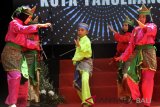 Sejumlah pesilat memeragakan jurus Silat Tjimade saat Festival Silat Tradisional di Serang, Banten, Sabtu (31/3). Acara tersebut digelar untuk mencari bibit atlet silat, serta menyambung silaturahim antar pesilat dari berbagai perguruan sekaligus melestarikan seni bela diri warisan leluhur. ANTARA FOTO/Asep Fathulrahman/wdy/2018