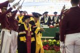 Presiden Kelima Megawati Soekarnoputri (kiri) didampingi Rektor Institut Pemerintahan Dalam Negeri (IPDN) Ermaya Suradinata (kanan) berjalan menuju prosesi Penganugerahan gelar Doktor Honoris Causa di kampus IPDN, Sumedang, Jawa Barat, Kamis (8/3). IPDN memberikan penghargaan pertama Doktor Honoris Causa (DR.H.C) Politik Pemerintahan kepada Megawati Soekarnoputri karena dinilai sebagi sosok yang berpengetahuan luas mengenai politik dan pemerintahan serta konsisten menegakkan demokrasi dalam Negara Kesatuan Republik Indonesia. ANTARA FOTO/M Agung Rajasa/wdy/2018