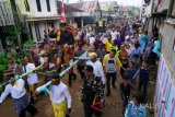 Gubernur Kalimantan Selatan Sahbirin Noor bersama seluruh jajarannya, melakukan kunjungan kerja ke pelosok daerah Kalimantan Selatan, selama enam hari, sejak  Sabtu (10/3) hingga Kamis (15/3) untuk menyerap aspirasi dan melihat realisasi pembangunan selama kepemimpinannya. Dalam kunjungan ke Kabupaten Tanah Bumbu , Gubernur dan jajarannya disambut antusias oleh masyarakat yang dikunjungi.Foto : (Antaranews Kalsel/Humpro).