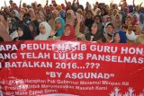 Sejumlah Guru Honor K2 dari seluruh kabupaten/kota di Aceh mengusung spanduk dan poster saat aksi damai di kantor gubernur Aceh, Banda Aceh, Rabu (28/2). Seusai pertemuan tertutup dengan perwakilan guru honor itu, Gubernur Aceh Irwandi Yusuf menyatakan segera memperjuangkan nasib guru honor, baik mereka yang sudah lulus mengikuti ujiaan, tapi belum menerima SK Pengangkatan dan guru berstatus kontrak ke pemerintah pusat. (ANTARA FOTO/Ampelsa/aww/18)