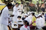 Sejumlah umat Hindu melakukan persembahyangan Hari Pagerwesi di Pura Jagatnatha, Denpasar, Bali, Rabu (21/3). Umat Hindu di Bali merayakan Hari Pagerwesi yang merupakan rangkaian Hari Saraswati atau hari turunnya ilmu pengetahuan yang diisi dengan persembahyangan untuk keteguhan iman dalam menerapkan ilmu pengetahuan. ANTARA FOTO/Fikri Yusuf/wdy/2018