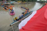 Sejumlah aktivis lingkungan menggelar upacara di atas perahu di Sungai Kalimas, Surabaya, Jawa Timur, Minggu (25/3). Kegiatan itu dalam rangka memperingati Hari Air Sedunia. (Foto Didik Suhartono)