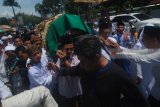 Santri dan warga menggotong keranda jenazah Aisyah Hamid Baidhowi menuju ke pemakaman di Pesantren Madrasatul Quran Tebuireng, Jombang, Jawa Timur, Jumat (9/3). Adik kandung KH Abdurrahman Wahid (Gus Dur) wafat pada usia 78 di Rumah Sakit Mayapada Lebak Bulus, Jakarta Selatan pada Kamis (8/3). Antara Jatim/Syaiful Arif/zk/18