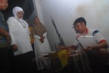 Calon Gubernur Jawa Timur, Khofifah Indar Parawansa (dua kiri) melihat proses pembuatan kerajinan manik-manik di Desa Plumbon Gambang, Gudo, Jombang, Jawa Timur, Kamis (22/3). Selain ke sentra manik-manik, Cagub Jatim nomor urut satu ini juga panen padi, bertemu dengan kelompok tani dan kiai kampung di Kabupaten Jombang. Antara Jatim/Syaiful Arif/zk/18