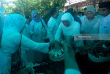 Khofifah Indar Parawansa menabur bunga diatas makam Nyai Aisyah Hamid Baidhowi di Pesantren Madrasatul Quran Tebuireng, Jombang, Jawa Timur, Jumat (9/3). Adik kandung KH Abdurrahman Wahid (Gus Dur) wafat pada usia 78 di Rumah Sakit Mayapada Lebak Bulus, Jakarta Selatan pada Kamis (8/3). Antara jatim/Syaiful Arif/zk/18