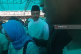 Saifullah Yusuf (tengah) berada diantara peziarah saat i pemakaman Nyai Aisyah Hamid Baidhowi di Pesantren Madrasatul Quran Tebuireng, Jombang, Jawa Timur, Jumat (9/3). Adik kandung KH Abdurrahman Wahid (Gus Dur) wafat pada usia 78 di Rumah Sakit Mayapada Lebak Bulus, Jakarta Selatan pada Kamis (8/3). Antara Jatim/Syaiful Arif/zk/18