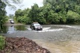 Mobil rombongan Bupati Kapuas Hulu melintasi sungai Ribang Kadeng menuju Desa Nanga Sebintang, Kecamatan Kalis, Kapuas Hulu Kalimantan Barat. Pembangunan jembatan Ribang Kadeng itu sudah masuk dalam perencanaan pembangunan oleh pemerintah setempat. Foro Antaranews Kalbar/Timotius.