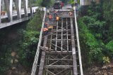 Sejumlah pekerja menyelesaikan pembongkaran jembatan Progo yang ambruk diterjang banjir di Krangan, Temanggung, Jateng, Selasa (6/3). Pemerintah kabupaten Temanggung berencana membangun kembali monumen perjuangan tempat pembantaian seribuan pejuang kemerdekaan oleh penjajah Belanda tersebut, untuk memperlancar lalu lintas . ANTARA FOTO/Anis Efizudin/ama/18