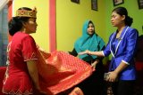 Calon Gubernur peserta Pilkada 2018, Karolin Margret Natasa saat melihat pembuatan Songket di Dusun Keranji, Desa Tanjung Mekar, Kabupaten Sambas mengaku takjub dengan keuletan para perajin Tenun Sambas yang dapat menghasilkan kain dengan keindahan ciri khas budaya yang ada di Kalimantan Barat. (Foto Istimewa)