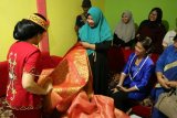 Calon Gubernur peserta Pilkada 2018, Karolin Margret Natasa saat melihat pembuatan Songket di Dusun Keranji, Desa Tanjung Mekar, Kabupaten Sambas mengaku takjub dengan keuletan para perajin Tenun Sambas yang dapat menghasilkan kain dengan keindahan ciri khas budaya yang ada di Kalimantan Barat. (Foto Istimewa)