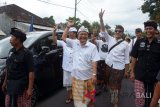 Calon Gubernur Bali Ida Bagus Rai Dharmawijaya Mantra (tengah) dan Calon Wakil Gubernur Bali Ketut Sudikerta (kedua kiri) bersama para pendukung meneriakkan yel-yel saat kampanye dialogis di Kecamatan Baturiti, Tabanan, Bali, Rabu (7/3). Dalam kampanye tersebut calon gubernur nomor urut dua (2) tersebut berjanji akan mengutamakan program prorakyat dengan mengangkat potensi masing-masing daerah di Pulau Dewata. ANTARA FOTO/Wira Suryantala/wdy/2018.