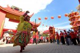 Pertunjukan kera sakti memeriahkan kirab budaya Tionghoa di Klenteng Hoo Tong Bio Banyuwangi, Jawa Timur, Sabtu (17/3). Kirab Budaya yang bertepatan dengan peringatan ke-234 Hari Kebesaran Yang Mulia Kongco Tan Hu Cin Jin itu, dimeriahkan oleh 19 kelenteng Hoo Tong Bio se- Jawa, Bali dan Lombok dan ribuan warga keturunan Tionghoa serta budaya lokal Banyuwangi. ANTARA FOTO/Budi Candra Setya/pd/18.