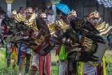 Seniman menampilkan tarian Kuda Lumping saat pementasan seni Kridho Sardulo Seto di sebuah acara pernikahan di Desa Wonosekar, Karangawen, Demak, Jawa Tengah, Sabtu (10/3). Selain untuk menghibur tamu undangan dan warga sekitar, pementasan tarian tradisional Jawa yang mengandung unsur mistis itu guna melestarikan seni budaya lokal pedesaan yang jarang dipentaskan pada acara hajatan warga di daerah perkotaan. ANTARA FOTO/Aji Styawan/pras/18.