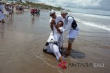 Umat Hindu menancapkan keris ke tubuhnya dalam rangkaian ritual Melasti menjelang Hari Raya Nyepi Tahun Saka 1940 di Pantai Petitenget, Badung, Bali, Rabu (14/3). Umat Hindu di seluruh Indonesia menggelar ritual Melasti hampir di seluruh kawasan pantai, danau dan sungai untuk penyucian diri dan alam semesta sehingga pelaksanaan Hari Raya Nyepi Tahun Caka 1940 berjalan damai dan lancar. ANTARA FOTO/Wira Suryantala/wdy/2018.