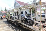 Beberapa buah motor mewah Bupati Hulu Sungai Tengah (HST) nonaktif H Abdul latif yang sebulan lebih disegel oleh Komisi Pemberantasan Korupsi (KPK) akhirnya di bawa ke Banjarmasin dan Jakarta untuk dilakukan penyitaan dan menjadi barang bukt, petugas KPK mengeluarkan dari garasi rumah dinas Bupati HST di Jalan Bhakti Barabai, Minggu (11/3). 23 buah mobil dan 8 unit motor mewah berjenis trail, BMW dan Harley Davidson. Mobil yang dibawa diantaranya BMW, Lexus, Cadillac, Jeep, Rubicon, Hummer, dan Toyota Alpard Velfire, selain itu juga di angkut KPK sebanyak 8 buah Ambulan Cinta Banua ber merk Daihatsu Grand max dan 2 buah mobil partai bermerk Toyota Hiace.(Foto:Antaranews Kalsel/M Taupik Rahman/f) 