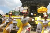 Penari membawakan tari Jangger dalam pembukaan Ritual Ngembak Geni di Candi Badut,Malang, Jawa Timur, Minggu (18/3). Ritual yang dipusatkan di candi peninggalan kerajaan Kanjuruhan tersebut merupakan rangkaian dari perayaan Hari Raya Nyepi. ANTARA FOTO/Ari Bowo Sucipto/wdy/2018.