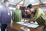 Bupati Kapuas Hulu, Abang Muhammad Nasir secara resmi melantik 15 Aparatur Sipil Negara pejabat Fungsional di lingkungan Pemerintah Kabupaten Kapuas Hulu wilayah Kalimantan Barat. Foto Antaranews Kalbar/Timotius