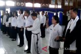 Pejabat fungsional di lingkungan Pemerintah Kapuas Hulu sedang mengucapkan sumpah janji jabatan saat pelantikan di Aula Kantor Bupati Kapuas Hulu Kalimantan Barat.  Foto Antaranews Kalbar/Timotius