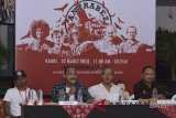 Personel kelompok musik Antrabez (Anak Terali Besi), Octav (kedua kiri) dan Febri (kiri) didampingi Kepala Lapas Kerobokan Tony Nainggolan (kanan) dan produser Anom Darsana memberikan keterangan pers mengenai peluncuran album kedua Antrabez di Lapas Kerobokan, Denpasar, Bali, Kamis (22/3). Antrabez yang beranggotakan warga binaan Lapas Kerobokan Bali itu merilis album kedua mereka yang bertajuk 'No Limit.' Album kedua Antrabez melibatkan sejumlah musisi seperti Igor Saykoji, Ayu Laksmi, JRX dan Bobby SID serta Robi Navicula. ANTARA FOTO/Fikri Yusuf/wdy/2018