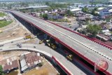 Foto udara pembangunan jalan layang Keramasan di Palembang, Sumatra Selatan, Selasa (29/3/2018). Pembangunan jalan layang Keramasan sepanjang 650 meter dan lebar 17,5 meter tersebut telah 100 persen dan akan dilakukan uji coba (open traffic) pada Mei 2018. (ANTARA/Nova Wahyudi) 