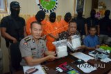 Dirresnarkoba Polda Bali, Kombes Pol M Arief Ramdhani (kedua kiri) menunjukkan barang bukti narkoba jenis sabu-sabu saat gelar perkara di Mapolda Bali, Jumat (23/3). Polisi berhasil membekuk tiga pengedar narkoba yang membawa sabu-sabu seberat 2,03 kg dari Jakarta ke Bali melalui Pelabuhan Gilimanuk, dengan modus menggunakan kado untuk menyembunyikan narkoba. ANTARA FOTO/Wira Suryantala/wdy/2018.