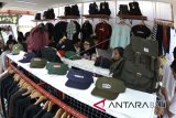 Pengunjung memilih pakaian dan aksesori yang dijual saat kegiatan Paradise Island Clothing Associaton (PICA) Fest 2018 di Denpasar, Bali, Sabtu (3/3). Festival yang diikuti 54 merk industri 'clothing' lokal Bali tersebut diharapkan dapat menjadi ajang pengembangan pemasaran, inovasi dan promosi industri kreatif di Bali, khususnya industri mode. ANTARA FOTO/Fikri Yusuf/wdy/2018