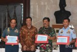 Panglima TNI Marsekal (TNI) Hadi Tjahjanto (kedua kanan) bersama KSAL Laksamana (TNI) Ade Supandi (kiri), KSAU Marsekal (TNI) Yuyu Yutisna (kanan), dan Direktur Jenderal Pajak Robert Pakpahan (kedua kiri) menunjukkan bukti penyampaian Surat Pemberitahuan Tahunan (SPT) Pajak Penghasilan (PPh) Orang Pribadi secara online (e-Filling) millik mereka di Mabes TNI, Ciilangkap, Jakarta, Selasa (6/3). Panglima TNI menyampaikan bahwa kepatuhan melaksanakan hak dan kewajiban perpajakan merupakan wujud cinta tanah air bagi seluruh warga negara yang sudah menjadi wajib pajak. ANTARA FOTO/Indrianto Eko Suwarso/wdy/2018.