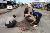 Polisi tambal jalan lintas Pantai Timur Sumatera