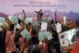 Presiden Joko Widodo memberikan sambutan saat pembagian sertifikat tanah kepada warga di Sentul, Kabupaten Bogor, Jawa Barat, Selasa (6/3). Presiden Joko Widodo membagikan sertifikat lahan kepada 15.000 orang , jumlah tersebut adalah yang paling banyak dibandingkan dengan jumlah sertifikat yang pernah dibagikan Jokowi selama menjabat Presiden RI. ANTARA FOTO/Yulius Satria Wijaya/wdy/2018.