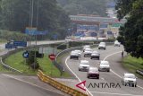 Sejumlah kendaraan roda empat melintas di Tol Jagorawi, Bogor, Jawa Barat, Jumat (23/3). Menteri Pekerjaan Umum dan Perumahan Rakyat (PUPR) Basuki Hadimuljono menyatakan tarif tol akan turun tahun ini seiring dengan kajian untuk memperpanjang waktu hak kelola jalan tol. Rencananya penurunan harga dengan satu celah yaitu dengan memperpanjang konsesi yang sekarang Rp.1.300 per kilometer untuk golongan I bisa turun Rp. 1.000 per kilometer. ANTARA FOTO/Yulius Satria Wijaya/wdy/2018.