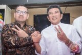 Musisi dangdut Rhoma Irama (kanan) didampingi Calon Gubernur Jawa Tengah Sudirman Said (kiri) memberikan salam dua jari seusai memberikan keterangan pers mengenai Pilkada Jawa Tengah di Jakarta, Selasa (27/3/2018). Rhoma Irama menyatakan memberikan dukungannya untuk pasangan calon Gubernur dan Wakil Gubernur Jawa Tengah nomor urut dua, Sudirman Said-Ida Fauziyah dalam Pilkada Jawa Tengah 2018. (ANTARA FOTO/Aprillio Akbar) 