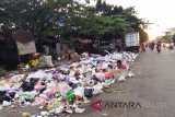 Tumpukan sampah yang tiap hari terlihat di Jalan Veteran Banjarmasin menjadi keluhan warga, karena seringkali meluber hingga ke tengah jalan, selain merusak pemandangan juga menimbulkan bau tak sedap, dan tempat berkumpulnya lalat, oleh karena itu warga berharap Pemkot Banjarmasin tidak membiarkan lagi Tempat Pembuangan Sementara (TPS) sampah di pinggir jalan, dan harus dipindahkan ke dalam gang, karena ada kesan kota ini tak bersih dan mengurangi penilaian Adipura, foto diambil Jumat petang (23/3) (Antaranews Kalsel/Hasan Z