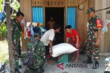 Dalam rangka mensukseskan program swasembada pangan nasional, Kodim 1002 Barabai melakukan serapan gabah (sergap) para petani di Kabupaten Hulu Sungai Tengah (HST). Sergap tersebut dilakukan oleh para anggota Koramil 1002-06 Barabai dengan cara membeli gabah sesuai harga pasar milik petani di desa Banua Binjai dan Banua Budi Kecamatan Barabai, Rabu (21/3). Foto:Antaranews Kalsel/M Taupik Rahman/f.