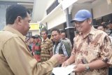 Warga perbatasan Indonesia - Malaysia di Kecamatan Badau, Kabupaten Kapuas Hulu Provonsi Kalimantan Barat menerima sertifikat tanah, program Pendaftaran Tanah Sistematis Lengkap (PTSL),yang diserahkan secara simbolis oleh Bupati Kapuas Hulu. (Foto Antaranews/Timotius)