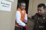 Petugas menggiring terdakwa kasus narkoba Jro Gede Komang Swastika saat menjalani sidang perdana di Pengadilan Negeri Denpasar, Bali, Kamis (1/3). Sidang tersebut mengagendakan pembacaan dakwaan terhadap mantan Wakil Ketua DPRD Provinsi Bali yang dipecat akibat kasus narkoba itu. ANTARA FOTO/Fikri Yusuf/wdy/2018.