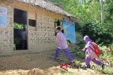 Dua siswa bersiap masuk ke ruang belajar Sekolah Luar Biasa atau SLB milik Yayasan Kusuma Bangsa Kendari di dalam hutan di Kelurahan Anggoya, Kendari, Sulawesi Tenggara, Jumat (2/3). SLB berukuran 9x4 meter persegi yang dibangun sejak tiga tahun oleh seorang guru secara pribadi tersebut memiliki tiga ruangan dengan 12 siswa dari berbagai latar belakang, disabilitas dan keluarga kurang mampu yang belajar secara gratis. ANTARA FOTO/Jojon/wdy/2018.