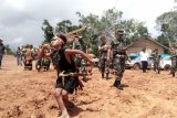 Pangdam XII/Tanjungpura, Mayjen TNI Ahmad Supriyadi diiringi tarian Suku Dayak Desa Beringin Jaya ketika meninjau jalan pararel perbatasan Kalimantan Barat - Kalimantan Timur di Putussibau Selatan, Kabupaten Kapuas Hulu, Provinsi Kalimantan Barat. (Foto Antaranews Kalbar/Timotius).