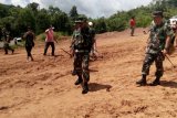 Pangdam XII/Tanjungpura, Mayjen TNI Ahmad Supriyadi meninjau jalan pararel perbatasan Kalimantan Barat - Kalimantan Timur di Putussibau Selatan, Kabupaten Kapuas Hulu, Provinsi Kalimantan Barat. (Foto Antaranews Kalbar/Timotius).