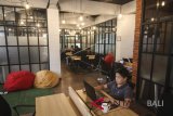 Pekerja beraktivitas di 'coworking space' atau ruang kerja bersama JSC Hive di Setiabudi, Jakarta, Senin (5/3). Berdasarkan laporan yang dirilis lembaga konsultan properti, Jones Lang Lasalle (JLL), jumlah anggota baik individu maupun perusahaan pengguna 'coworking space' secara global terus meningkat dari tahun ke tahun, dan diprediksi jumlahnya akan mencapai satu juta orang pada 2018 mendatang. ANTARA FOTO/Dhemas Reviyanto/wdy/2018