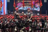 Mantan Danjen Kopassus Mayjen (TNI) Madsuni (kanan) melakukan salam komando dengan Danjen Kopassus yang baru Mayjen (TNI) Eko Margiyono (kiri) usai Upacara Penyerahan Satuan Korps Pasukan Khusus (Kopassus) di Markas Kopassus Cijantung, Jakarta Timur, Jumat (23/3). Jabatan Danjen Kopassus diserahterimakan dari Mayjen (TNI) Madsuni ke Mayjen (TNI) Eko Margiyono yang sebelumnya menjabat Gubernur Angkatan Militer (Akmil), sementara Mayjen (TNI) Madsuni dimutasi menjadi Panglima Komando Daerah Militer XIII/Merdeka. ANTARA FOTO/Indrianto Eko Suwarso/wdy/2018.