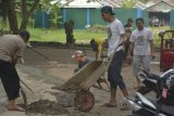 Wakil Bupati Banjar, H Saidi Mansyur ikut membersihkan lingkungan serta mencor jalan yang berlubang di sekitar rumah dinas di komplek Pangeran Antasari, Kelurahan Tanjung Rema Martapura, Rabu, (13/3)  menyambut Haul ke 13 Guru Sekumpul. Peringatan Haul Guru sekumpul ke 13 akan dipusatkan di mushalla Arraudah Komplek Sekumpul, Martapura Hari Minggu, 25 Maret 2018/(Foto: Antaranews Kalsel/hms/f) 