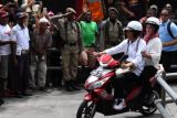 Presiden Jokowi dan Ibu Iriana keliling Asmat dengan sepeda motor listrik